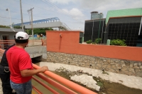 Jueves 18 de julio del 2013.. Tuxtla Gutiérrez. Curiosos observan con a dos cocodrilos moreletti dentro de uno de los afluentes pluviales que atraviesan el lado oriente de esta ciudad dentro de la entrada a las instalaciones generales del Conalep Chiapas.