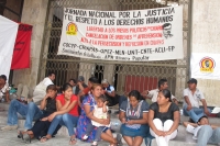 Martes 13 de marzo del 2012. Militantes de la organización COCYP continúan manifestándose en la entrada del edificio del congreso local para exigir la liberación de los presos de conciencia de las cárceles chiapanecas.