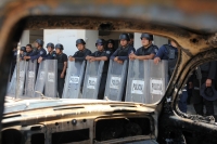 Jueves 23 de marzo del 2017. Ocosocuautla de Espinosa. Habitantes de esta comunidad incendian un vehículo y causan destrozos en el edificio de la administración municipal por lo que elementos de la policía resguardan la plaza de esta localidad