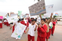 Sábado 22 de marzo del 2014. Ocosocuautla de Espinoza. Niños estudiantes marchan por las calles de esta ciudad para protestar en la presidencia municipal por los intentos de privatización del agua potable.