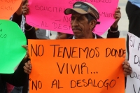 Jueves 15 de mayo del 2014. Tuxtla Gutiérrez. Colonos desalojados de los terrenos ubicados en las cercanías del Fraccionamiento Vida Mejor esperan las negociaciones de los lideres en las afueras del edificio de la administración estatal.