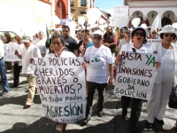 Domingo 28 de octubre del 2012. San Cristóbal de las Casas. Habitantes de la colonial ciudad vuelven a salir a las calles para exigir a las autoridades que se detengan las invasiones de ranchos y predios en los Altos de Chiapas. Vestidos de blanco piden q