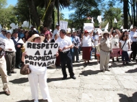 Domingo 28 de octubre del 2012. San Cristóbal de las Casas. Habitantes de la colonial ciudad vuelven a salir a las calles para exigir a las autoridades que se detengan las invasiones de ranchos y predios en los Altos de Chiapas. Vestidos de blanco piden q