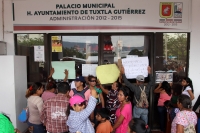 Lunes 04 de agosto del 2014. Tuxtla Gutiérrez. Colonos desalojados en el oriente norte de Tuxtla exigen la presencia del Presidente Municipal para exigir su reubicación o el retorno a estos asentamientos.