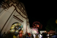 Imagen de Santo Domingo en Chiapa de Corzo durante el espectáculo de fuegos artificiales o Combate Naval