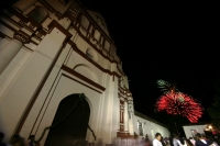Imagen de Santo Domingo en Chiapa de Corzo durante el espectáculo de fuegos artificiales o Combate Naval
