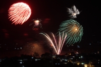 Miércoles 22 de enero del 2014. Chiapa de Corzo. El espectáculo de fuegos artificiales sobre el ]rio Grande visto desde el mirador de San Gregorio en Chiapa de Corzo.