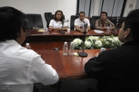 Jueves 13 de febrero del 2014. Tuxtla Gutiérrez. Representantes del cabildo tuxtleco se reúnen con  miembros de la comunidad trans género para plantear el término de la aplicación del reglamento municipal sobre la prostitución en el primer cuadro de la ci