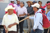 Jueves 28 de mayo del 2015. Tuxtla Gutiérrez. Campesinos de La Concordia protestan armados con palos en las entradas del edificio de la administración del estado de Chiapas para exigir la libertad de sus presos políticos.