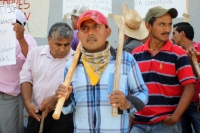 Jueves 28 de mayo del 2015. Tuxtla Gutiérrez. Campesinos de La Concordia protestan armados con palos en las entradas del edificio de la administración del estado de Chiapas para exigir la libertad de sus presos políticos.