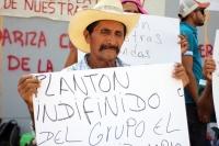 Jueves 28 de mayo del 2015. Tuxtla Gutiérrez. Campesinos de La Concordia protestan armados con palos en las entradas del edificio de la administración del estado de Chiapas para exigir la libertad de sus presos políticos.