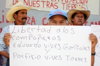 Jueves 28 de mayo del 2015. Tuxtla Gutiérrez. Campesinos de La Concordia protestan armados con palos en las entradas del edificio de la administración del estado de Chiapas para exigir la libertad de sus presos políticos.