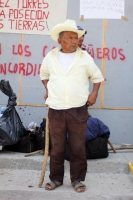 Jueves 28 de mayo del 2015. Tuxtla Gutiérrez. Campesinos de La Concordia protestan armados con palos en las entradas del edificio de la administración del estado de Chiapas para exigir la libertad de sus presos políticos.