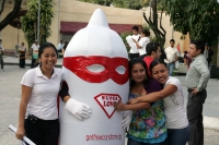 Varios jóvenes de organizaciones sociales se reúnen en el Parque de La Juventud para realizar actividades de concientización y uso de preservativos durante al Fiesta del Día Mundial del Condón previo al 14 de febrero