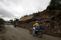 Lunes 29 de septiembre del 2014. Ixtapa, Chiapas. Las constantes lluvias en el sureste de México han ocasionado varios deslaves en las principales carreteras del estado de Chiapas, por lo que las vías hacia Tabasco y la frontera sur están siendo afectadas