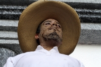 Miércoles 30 de octubre del 2019. Tuxtla Gutiérrez. Algunos personajes vestidos como indígenas zoques representan a algunos zombis esta medio día en las instalaciones del Congreso del Estado