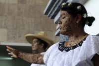 Miércoles 30 de octubre del 2019. Tuxtla Gutiérrez. Algunos personajes vestidos como indígenas zoques representan a algunos zombis esta medio día en las instalaciones del Congreso del Estado