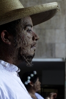Miércoles 30 de octubre del 2019. Tuxtla Gutiérrez. Algunos personajes vestidos como indÃgenas zoques representan a algunos zombis esta medio dÃa en las instalaciones del Congreso del Estado Miércoles 30 de octubre del 2019. Tuxtla Gutiérrez. Algunos personajes vestidos como indÃgenas zoques representan a algunos zombis esta medio dÃa en las instalaciones del Congreso del Estado
