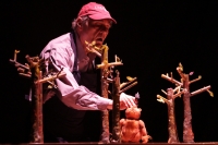 Domingo 9 de noviembre del 2014. Tuxtla Gutiérrez. Carlos Converso Prato de Veracruz durante la presentación de “El oso que no lo era” durante la inauguración de Titiriteros, 2º Festival Nacional, Chiapas 2014, que inicia este fin de semana en seis munici Domingo 9 de noviembre del 2014. Tuxtla Gutiérrez. Carlos Converso Prato de Veracruz durante la presentación de “El oso que no lo era” durante la inauguración de Titiriteros, 2º Festival Nacional, Chiapas 2014, que inicia este fin de semana en seis munici