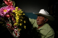 Sábado 29 de enero. L a cofradía de Joyonaqueros Zoques elaboran los adornos de hojas y flores (Joyonaques) que servirán el día de mañana durante el inicio de las procesiones del día de la Candelaria donde cientos de indígenas recorren una veintena de kil