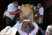 Domingo 29 de marzo del 2020. Tuxtla Gutiérrez. La procesión de las imágenes de la comunidad Zoque  inicia su de regreso hacia la Copoya sin que falten las previsiones para evitar contagios de Coronavirus.
