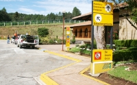 Trabajadores del Aeropuerto Corazón de María desalojan las instalaciones de este lugar desde el lunes pasado guardando total hermetismo por el cierre total de las actividades aeroportuarias en la turística San Cristóbal de las Casas.