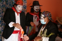 20210603. Tuxtla G. Jueves de Corpus. La comunidad Zoque realiza el recorrido tradicional con el rostro manchado de blanco durante estas celebraciones tradicionales