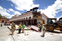 Jueves 18 de agosto del 2016. San Cristóbal de las Casas. Los curiosos ojos de los turistas observan los trabajos que realiza el INAH en los portales de la Plaza de Armas para el resguardo del edificio afectado cuando esta mañana un vehículo se impactara 