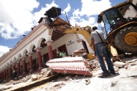 Jueves 18 de agosto del 2016. San Cristóbal de las Casas. Los curiosos ojos de los turistas observan los trabajos que realiza el INAH en los portales de la Plaza de Armas para el resguardo del edificio afectado cuando esta mañana un vehículo se impactara 