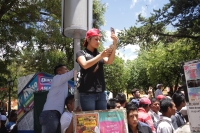 Jueves 18 de agosto del 2016. San Cristóbal de las Casas. Los curiosos ojos de los turistas observan los trabajos que realiza el INAH en los portales de la Plaza de Armas para el resguardo del edificio afectado cuando esta mañana un vehículo se impactara 