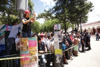 Jueves 18 de agosto del 2016. San Cristóbal de las Casas. Los curiosos ojos de los turistas observan los trabajos que realiza el INAH en los portales de la Plaza de Armas para el resguardo del edificio afectado cuando esta mañana un vehículo se impactara 