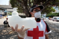 Miércoles 1 de abril del 2020. Tuxtla Gutiérrez. Voluntarios de la Cruz Roja Mexicana reparten gel anti-bacteria entre as personas que se encuentran en la Plaza Central de la ciudad para prevenir posibles contagios de Covid-19