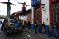 Miércoles 24 de noviembre. Integrantes de la organización COCYP realizan protestas en las instalaciones del PNUD de la ONU en la ciudad de San Cristóbal de las Casas crucificándose por segundo día consecutivo para exigir la liberación de los militantes de