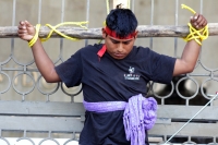 Martes 2 de diciembre del 2014. Tuxtla Gutiérrez. Familiares del líder campesino Florentino Gómez Girón preso por varios delitos, se crucifican en la entrada del congreso local para exigir a las autoridades que sea liberado del Penal El Amate.