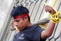 Martes 2 de diciembre del 2014. Tuxtla Gutiérrez. Familiares del líder campesino Florentino Gómez Girón preso por varios delitos, se crucifican en la entrada del congreso local para exigir a las autoridades que sea liberado del Penal El Amate.