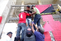 Martes 2 de diciembre del 2014. Tuxtla Gutiérrez. Familiares del líder campesino Florentino Gómez Girón preso por varios delitos, se crucifican en la entrada del congreso local para exigir a las autoridades que sea liberado del Penal El Amate.