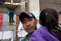 Martes 2 de diciembre del 2014. Tuxtla Gutiérrez. Familiares del líder campesino Florentino Gómez Girón preso por varios delitos, se crucifican en la entrada del congreso local para exigir a las autoridades que sea liberado del Penal El Amate.