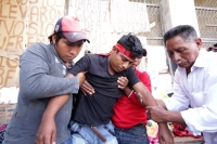 Martes 2 de diciembre del 2014. Tuxtla Gutiérrez. Familiares del líder campesino Florentino Gómez Girón preso por varios delitos, se crucifican en la entrada del congreso local para exigir a las autoridades que sea liberado del Penal El Amate.