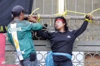Martes 2 de diciembre del 2014. Tuxtla Gutiérrez. Familiares del líder campesino Florentino Gómez Girón preso por varios delitos, se crucifican en la entrada del congreso local para exigir a las autoridades que sea liberado del Penal El Amate.