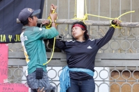 Martes 2 de diciembre del 2014. Tuxtla Gutiérrez. Familiares del líder campesino Florentino Gómez Girón preso por varios delitos, se crucifican en la entrada del congreso local para exigir a las autoridades que sea liberado del Penal El Amate.