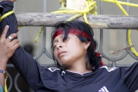 Martes 2 de diciembre del 2014. Tuxtla Gutiérrez. Familiares del líder campesino Florentino Gómez Girón preso por varios delitos, se crucifican en la entrada del congreso local para exigir a las autoridades que sea liberado del Penal El Amate.