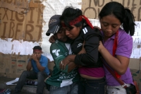 Martes 2 de diciembre del 2014. Tuxtla Gutiérrez. Familiares del líder campesino Florentino Gómez Girón preso por varios delitos, se crucifican en la entrada del congreso local para exigir a las autoridades que sea liberado del Penal El Amate.