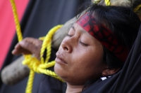 Martes 2 de diciembre del 2014. Tuxtla Gutiérrez. Familiares del líder campesino Florentino Gómez Girón preso por varios delitos, se crucifican en la entrada del congreso local para exigir a las autoridades que sea liberado del Penal El Amate.