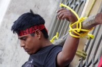 Martes 2 de diciembre del 2014. Tuxtla Gutiérrez. Familiares del líder campesino Florentino Gómez Girón preso por varios delitos, se crucifican en la entrada del congreso local para exigir a las autoridades que sea liberado del Penal El Amate.