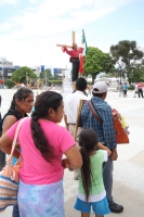 Lunes 3 de octubre. Indígenas crucificados.