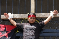 Lunes 25 de mayo del 2015. Tuxtla Gutiérrez. Familiares del joven inmolado en el mes de diciembre, miembros del FPRFM, exigen la cancelación de las órdenes de aprensión y el cumplimiento de minutas y demandas sociales crucificando simbólicamente a varias 