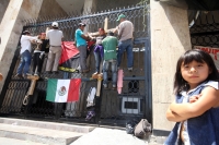 Lunes 25 de mayo del 2015. Tuxtla Gutiérrez. Familiares del joven inmolado en el mes de diciembre, miembros del FPRFM, exigen la cancelación de las órdenes de aprensión y el cumplimiento de minutas y demandas sociales crucificando simbólicamente a varias 