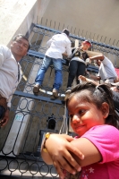 Lunes 25 de mayo del 2015. Tuxtla Gutiérrez. Familiares del joven inmolado en el mes de diciembre, miembros del FPRFM, exigen la cancelación de las órdenes de aprensión y el cumplimiento de minutas y demandas sociales crucificando simbólicamente a varias 