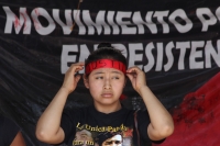 Lunes 25 de mayo del 2015. Tuxtla Gutiérrez. Familiares del joven inmolado en el mes de diciembre, miembros del FPRFM, exigen la cancelación de las órdenes de aprensión y el cumplimiento de minutas y demandas sociales crucificando simbólicamente a varias 
