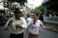Familias tuxtlecas pasean por el parque de la marimba esta tarde disfrutando de la Muestra Gastronomica de la Flor del Cuchunuc para después bailar y disfrutar de la música interpretada por los marimbistas chiapanecos.